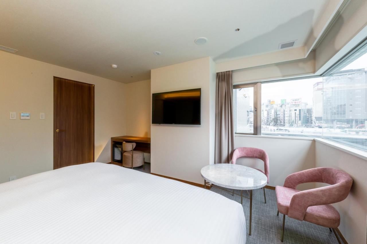 Deluxe Room 1 King Bed River View Non-Smoking