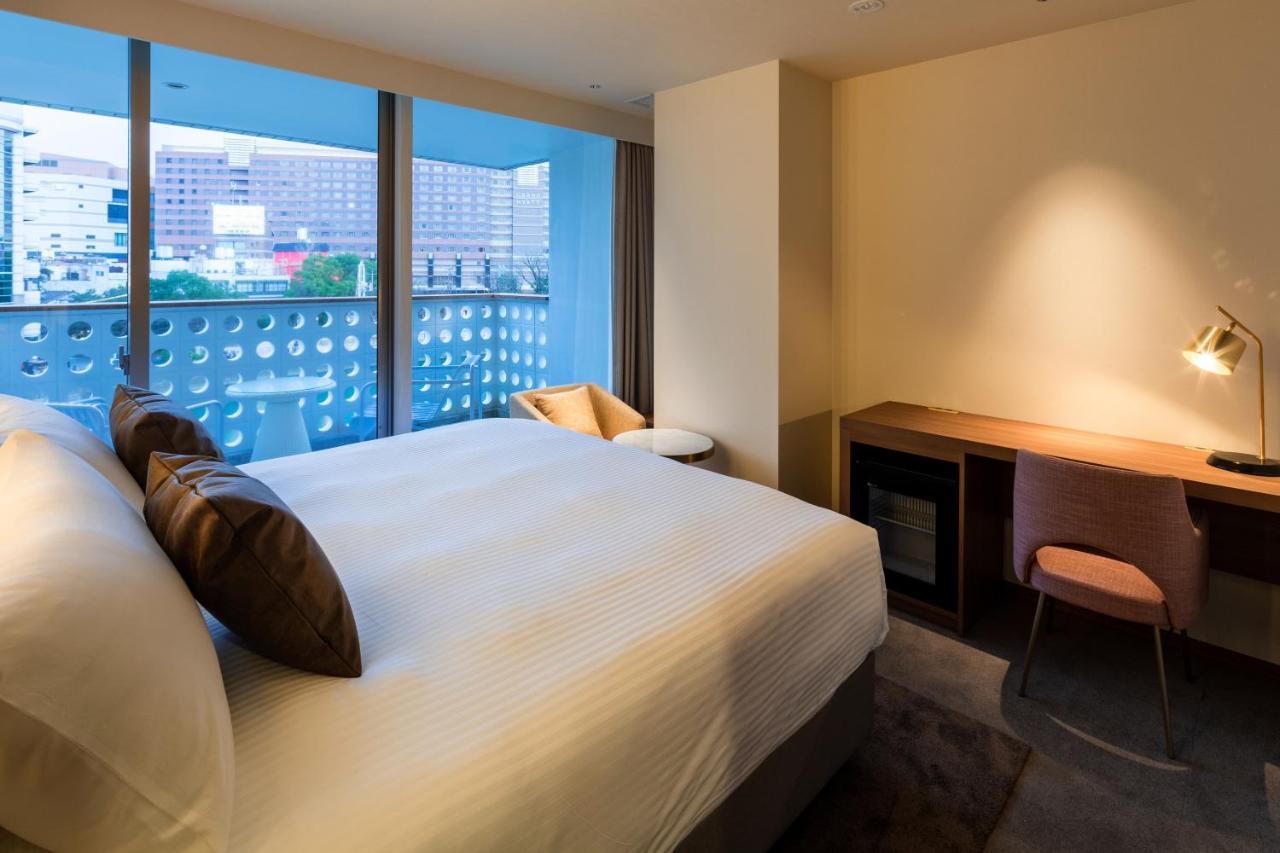 Deluxe Room 1 King Bed River Side Balcony Non-Smoking