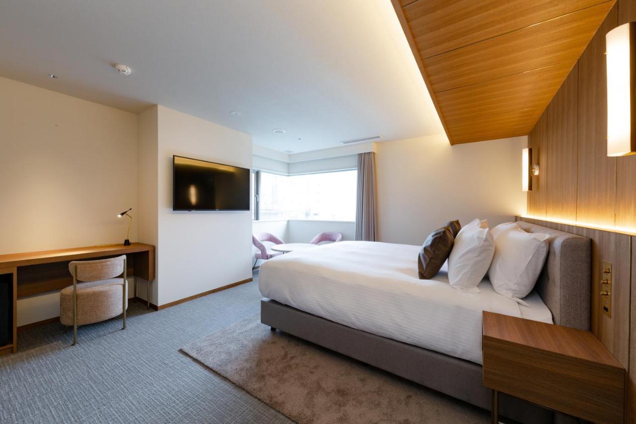 Deluxe Room 1 King Bed River View Non-Smoking